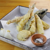 【揚げ方】六では、ドクターフライヤーを採用して美味しい天ぷらをご提供しています。食材からの水分を閉じ込め、内部へ余分な油が入らないように外をカラッと揚げています。魚介の旨味を存分に堪能できるヘルシーな天ぷら、日本酒と一緒にお楽しみください。