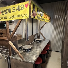 韓国の市場の屋台そのままのカウンター席。