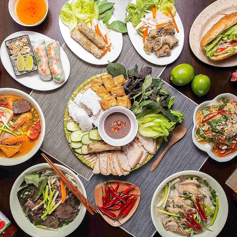 新鮮な海鮮やフォーのセットなど、お手軽に食べれるベトナム料理のランチが大人気♪