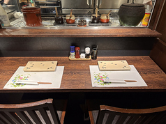 新宿の隠れ家のような居酒屋で、カウンター席から季節の手作りおばんざいを堪能しながら、全国各地の銘酒を楽しむことができます。オシャレでありながらリラックスできる雰囲気が魅力的です。焼鳥やお鍋を味わうひとときは、心地よい時間を演出します。友人や大切な人との楽しいひとときを、ぜひここでお過ごしください。