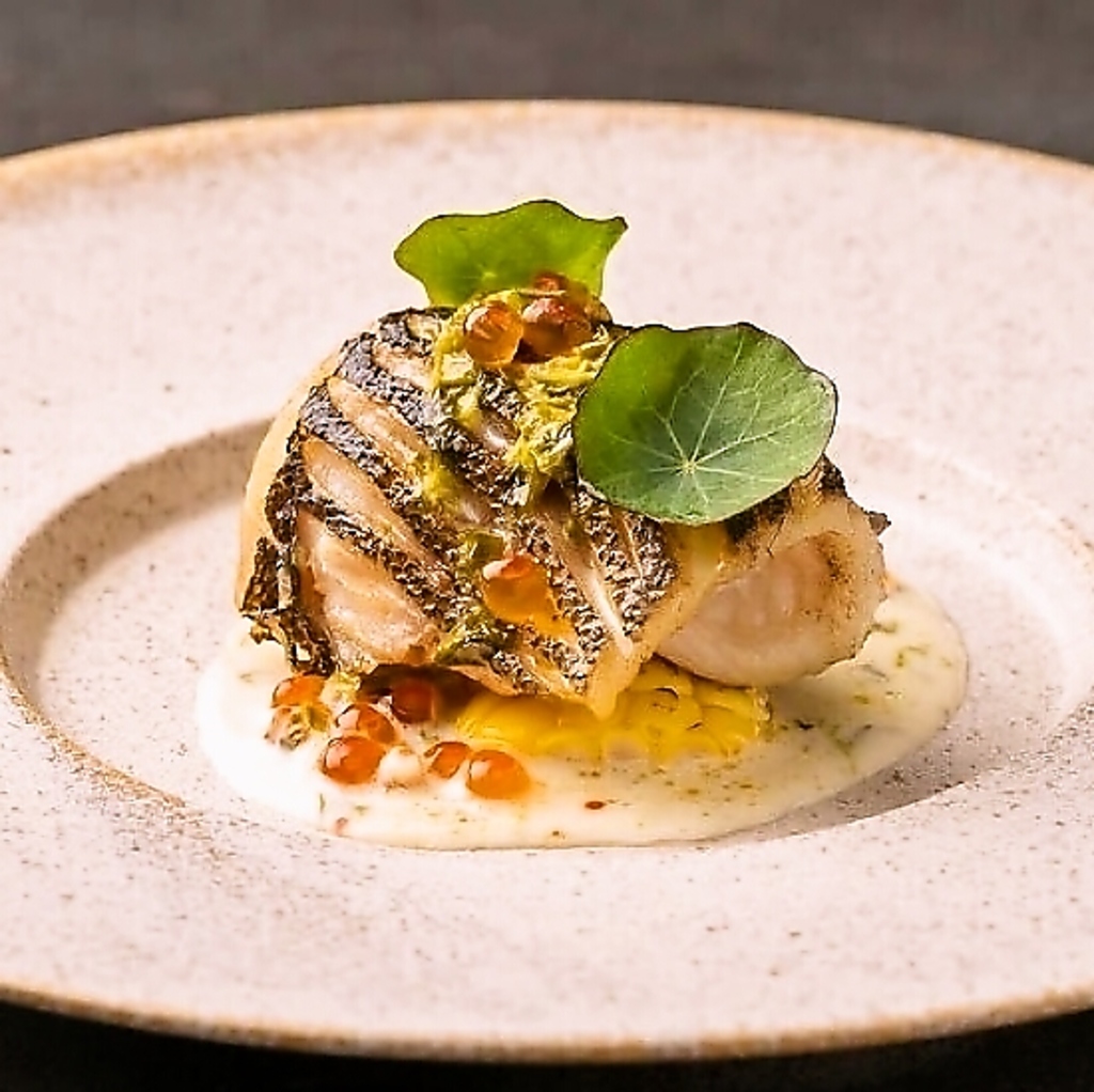 2週間じっくり熟成させて旨みを引き出したイサキを炭火で丁寧に焼き上げ、4種のソースで愉しめます。