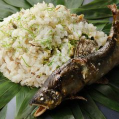 夏の旬魚の焼き揚げと炊き込み飯が食欲を掻き立てる