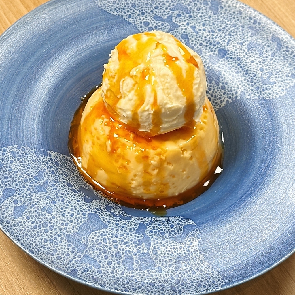 お食事の〆に「ひとときのプリン」をどうぞ。しっとりぷるぷる、カラメルで少しほろ苦い定番スイーツ