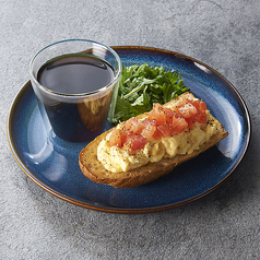 完熟トマトとたっぷり卵のペッパーブレッド（ドリンク付）