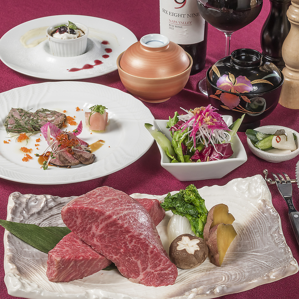 厳選したA5ランク黒毛和牛を使用。口に入れるとふわっと繊維がほどけていくようなお肉のくちどけ♪ 