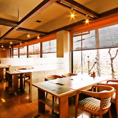 広々とした店内です。人数に応じて様々なテーブル席ご用意しております。