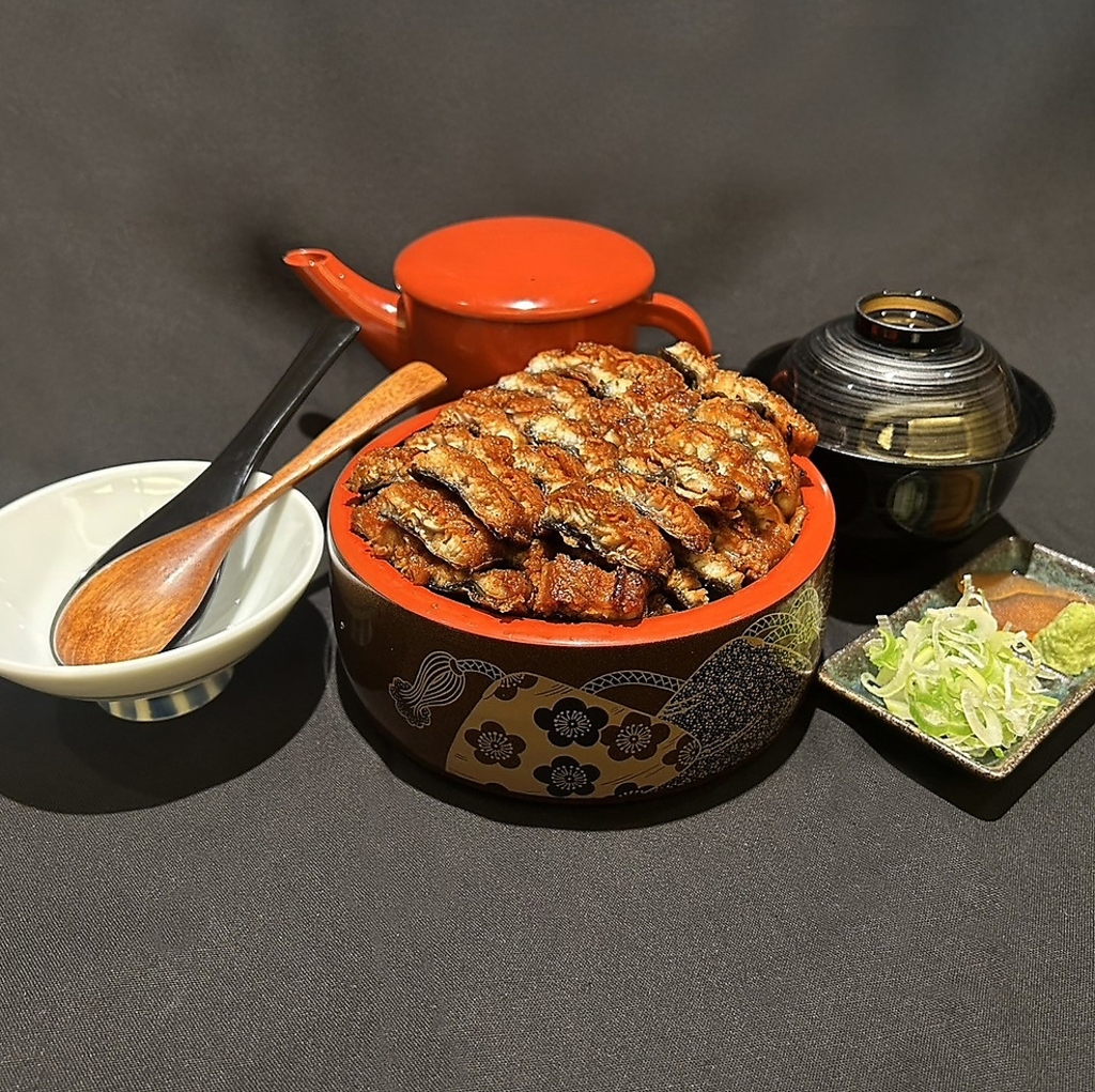 特上ひつまぶしでございます。鰻を贅沢に一本半使用しております。