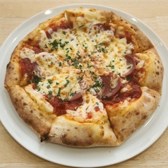 サラミとトマトソースのピザ