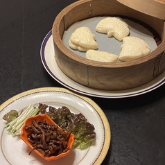 牛肉のみそ炒め蒸しパンで挟む
