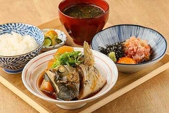 名物釣宿マヅメ定食、定食はごはんと味噌汁お替り無料！