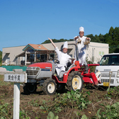 工房は芋畑の中に作っております。当社は3年周期の輪作農業を行っているので、芋が植えてあったり、落花生であったり、小麦であったり、休耕地であったり、同じ農地でも年ごとに、四季ごとに表情が異なります。