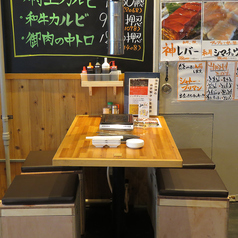 安心の椅子の下に荷物入れ！全ての椅子が荷物入れになります！