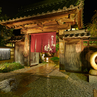 丹精な佇まいと落ち着きある店内は大人の隠れ家に最適