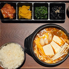 チーズ キムチチゲ 定食［ライス ＋ 単品 ＋ おかず4種］