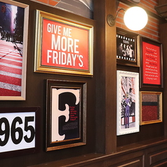 TGI FRIDAYS ティージーアイ フライデーズ 神奈川芸術劇場店の雰囲気3