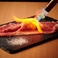 今日はおいしい肉料理を思いきり楽しみたい。そんな日に訪れたいのが「肉と僕と私 八重洲日本橋」です。肉ユッケやステーキ、フォアグラ入りバーガーなど、見た目にも食欲をそそる料理をご用意。カルパッチョやマルゲリータなど、みんなでシェアしやすいメニューも楽しめます。