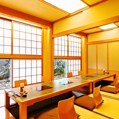 靴を脱いでゆっくりできる掘りごたつは人気です♪少人数から大人数まで♪掘りごたつ、座敷のお部屋など人数に応じてお席のレイアウト変更できます。