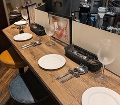 カウンター席は、5席と2席に分かれてます。