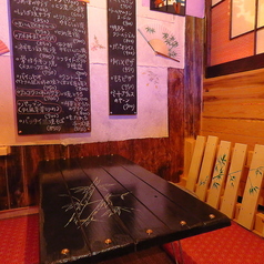 赤と黒のカラーリングとペイントが目を引く半個室お座敷席