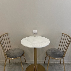 【2名様×3席】おしゃれなカフェのテーブル席は、デートや友達とのおしゃべりにぴったりです☆2名様用の席が3つあり、プライベート感を大切にしながらリラックスできます♪