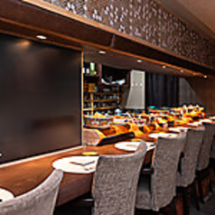 お一人様やご友人とのサシ飲みに最適なカウンター席。目の前で仕上がる料理の香りが食欲をそそり、お酒も進みます。気さくなスタッフのおもてなしも魅力の一つで、ふらりと立ち寄っても温かく迎え入れてくれる安心感があります。仕事帰りの一杯や、語り合いたい夜に、心安らぐひとときを提供いたします。