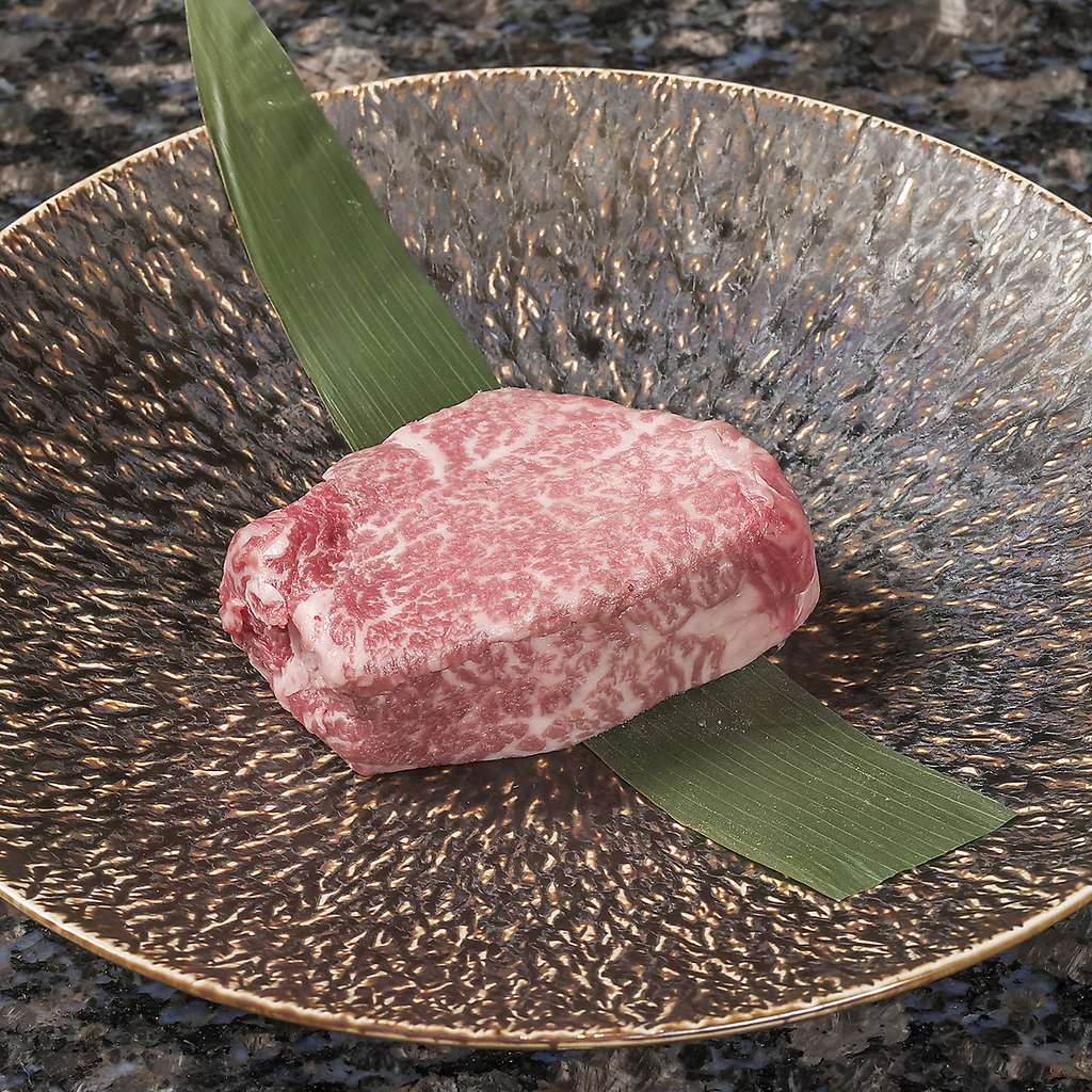 厳選した神戸牛とA5ランク黒毛和牛、たらば蟹までお楽しみ頂ける様々なコースをご準備◎