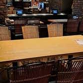 【おしゃれな店内はデートにも最適★】店内はレンガ調の壁や木目調のテーブルを使用した、モダンでおしゃれな雰囲気です。女性のお客様にも居心地の良い空間です。赤い提灯の装飾もあり、デートや女子会に最適です♪