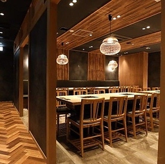 【フロア貸切|最大50名様まで】3階フロアでは、最大50名様までの大人数宴会が可能です。歓迎会、送別会、同窓会、企業様のご宴会、打ち上げなど各種お集まりにおすすめ。開放感あふれる広々空間で、お料理とお酒をどうぞ満喫ください。