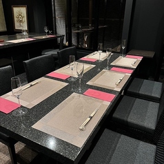 メインフロアの端に仕切りで区切られた、BOX風のお席もございます。4名様まで座れるテーブル席は2卓をご用意。