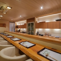 木のぬくもりを感じる、落ち着いた雰囲気のカウンター席