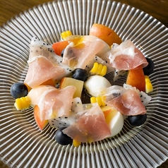 季節のフルーツと生ハムのサラダ