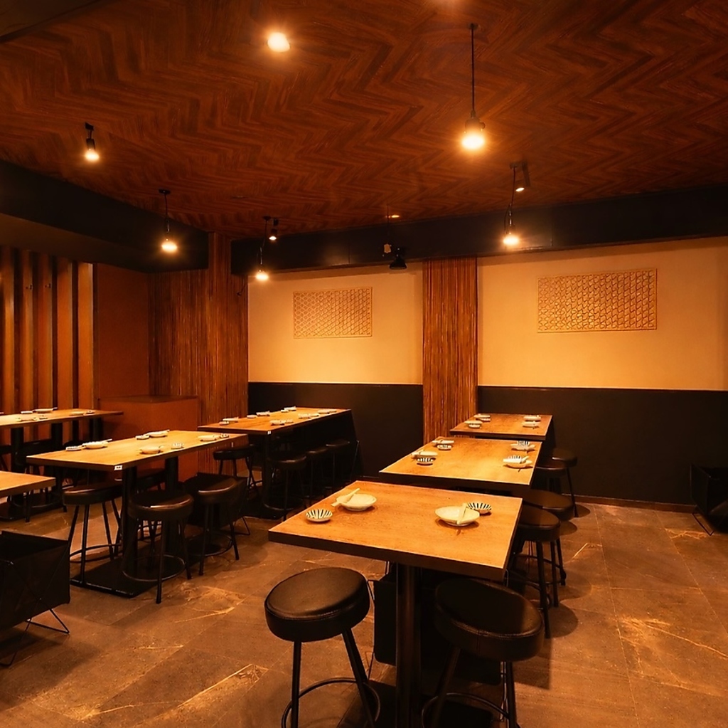 【店内】落ち着いた雰囲気で浜焼きを楽しめる♪少人数でも使いやすいお席を各種ご用意※画像は系列店