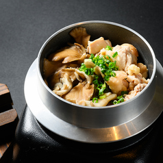自家製出汁で作る中札内地鶏と舞茸の釜飯 一合