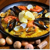 シェフ厳選の美味しいお肉や魚介を使ったパエリアなど♪
