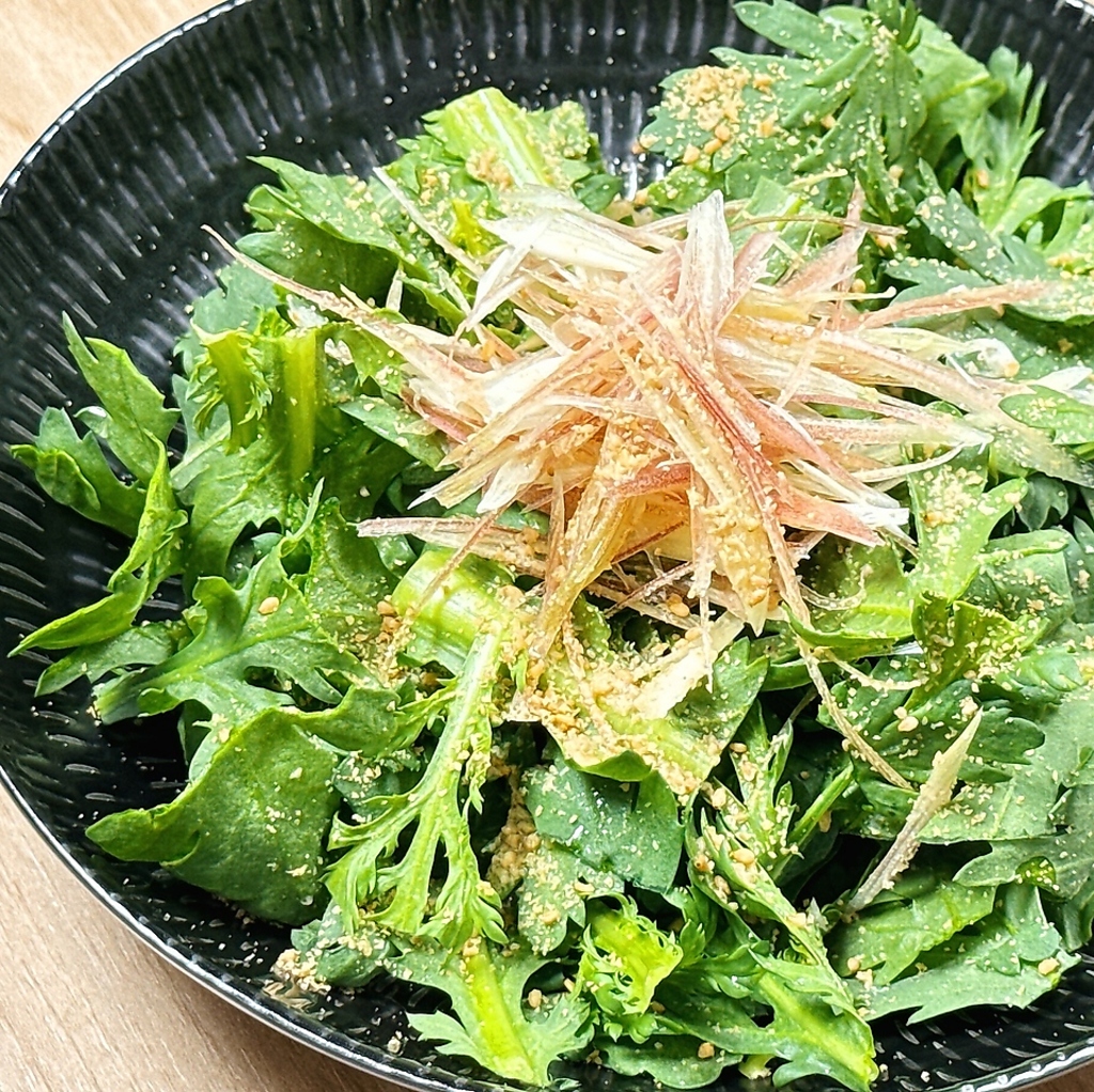 春菊を、たっぷり食べられるサラダにしました。春菊好きにはたまらない「やみつき春菊サラダ」です。