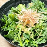 春菊を、たっぷり食べられるサラダにしました。春菊好きにはたまらない「やみつき春菊サラダ」です。