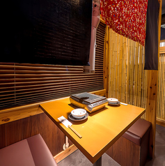 【半個室2名席】デートや友人との食事にぴったりな暖簾で区切る半個室2名席をご用意。落ち着いた雰囲気の中で厳選された焼肉とホルモンを心ゆくまで楽しめます。プライベート感たっぷりでゆっくりお食事できるので特別なひとときを過ごすのに最適。ぜひ大切な人と一緒に贅沢なひとときをお楽しみください。