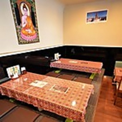 靴を脱いでくつろげる4名用座敷席は、小さなお子さま連れの方にも大好評。床座スタイルでリラックスしやすく、家族の団らんや落ち着いた食事に最適です。ゆったり広さがあり、長時間の利用でも疲れにくい快適な空間となっています。