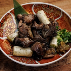 国産鶏の旨みを豪快に味わう、串なし焼き鳥