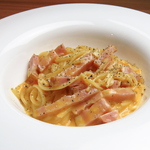 【カルボナーラ】濃厚な卵とチーズの風味が広がり、ベーコンの旨味が絶妙にマッチ◎ぜひお試し下さい