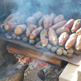 工房の入り口横には、焼き芋の焼き場があります。当社の焼き芋菓子は、薪火と桜島溶岩で焼いた焼き芋を原料にしています。