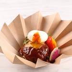 テイクアウトの人気メニュー「黒毛和牛ロコモコ風ハンバーグ」。深い旨味をご自宅で楽しんで♪