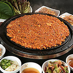 【〆はコレ！】旨味がじゅわ〜！本場韓国の熱々キムチチャーハン◎の写真