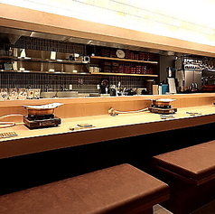 オープンキッチン前のカウンター席で、調理のライブ感を目の前で感じながらお食事を楽しめます。