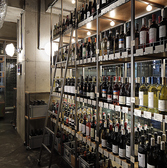 天井までびっしりと並んだイタリアワイン。300種以上の中からお好みを探し出してください☆