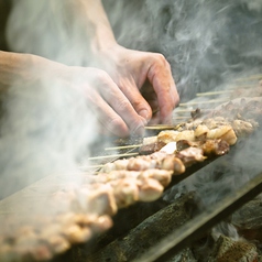 炭火の遠赤外線と燻煙効果により、香ばしく焼き上げます