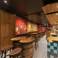 入口そばのバルスペースはいつでもハッピーアワー！