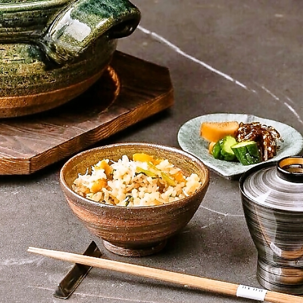 新鮮な釜揚げしらすと濃厚なウニやイクラを贅沢に盛り付けた至福の一皿。海の幸を存分に楽しめます。