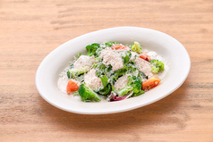 自家製鶏ハムとブロッコリーのシーザーサラダ