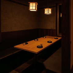 ［4～6名様］柔らかな照明と落ち着いた色調が、ゆっくりと食事と会話を愉しみたい夜に心地よく寄り添います。少人数での会食や大人の飲み会、気の合う仲間との食事にも使いやすい空間です。